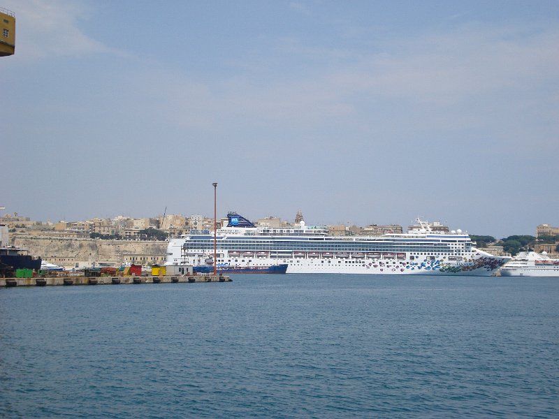 61 Riesige Kreuzfahrtschiffe stehen im Hafen.jpg